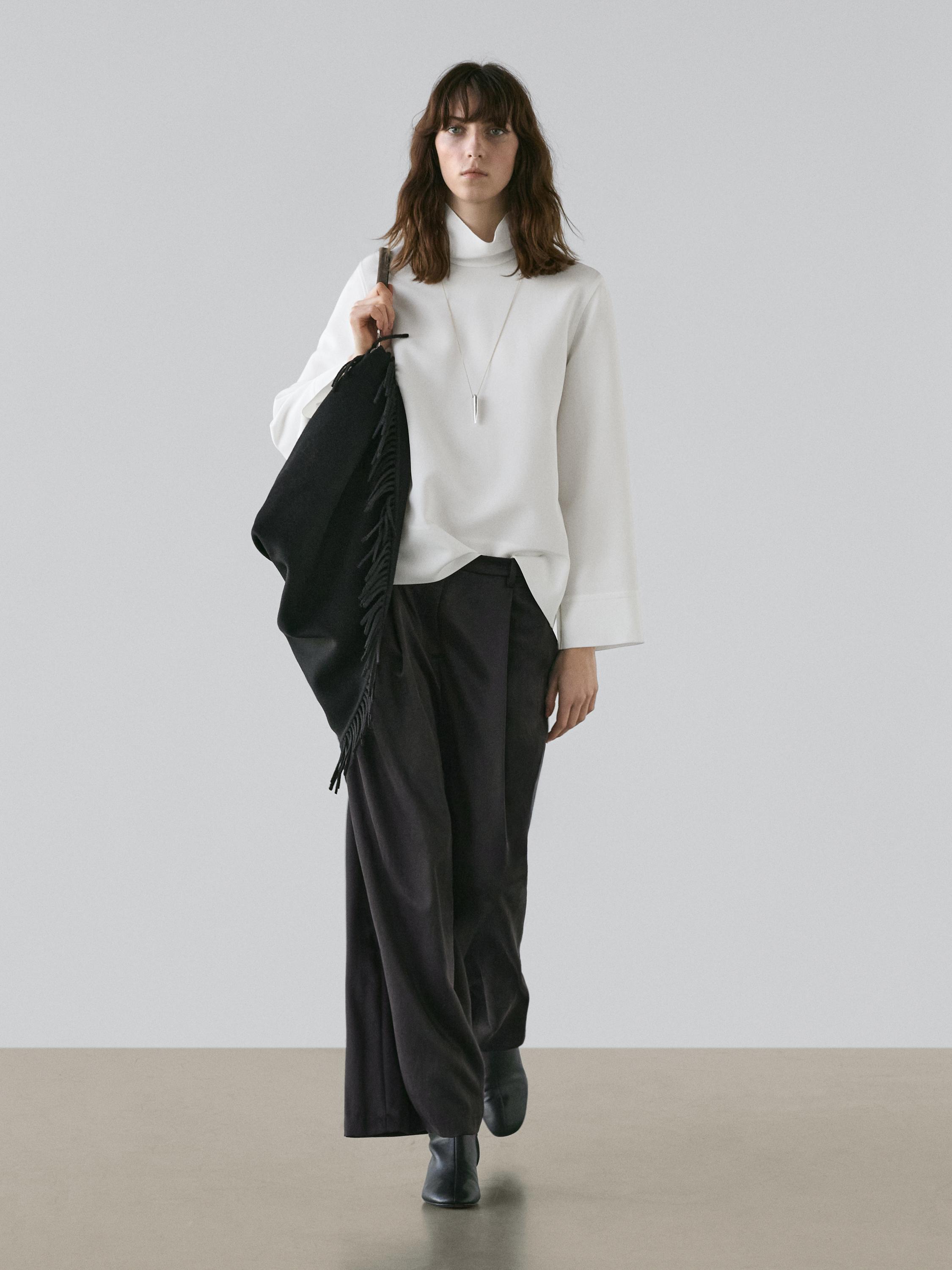 Flowing trousers with pleated details
